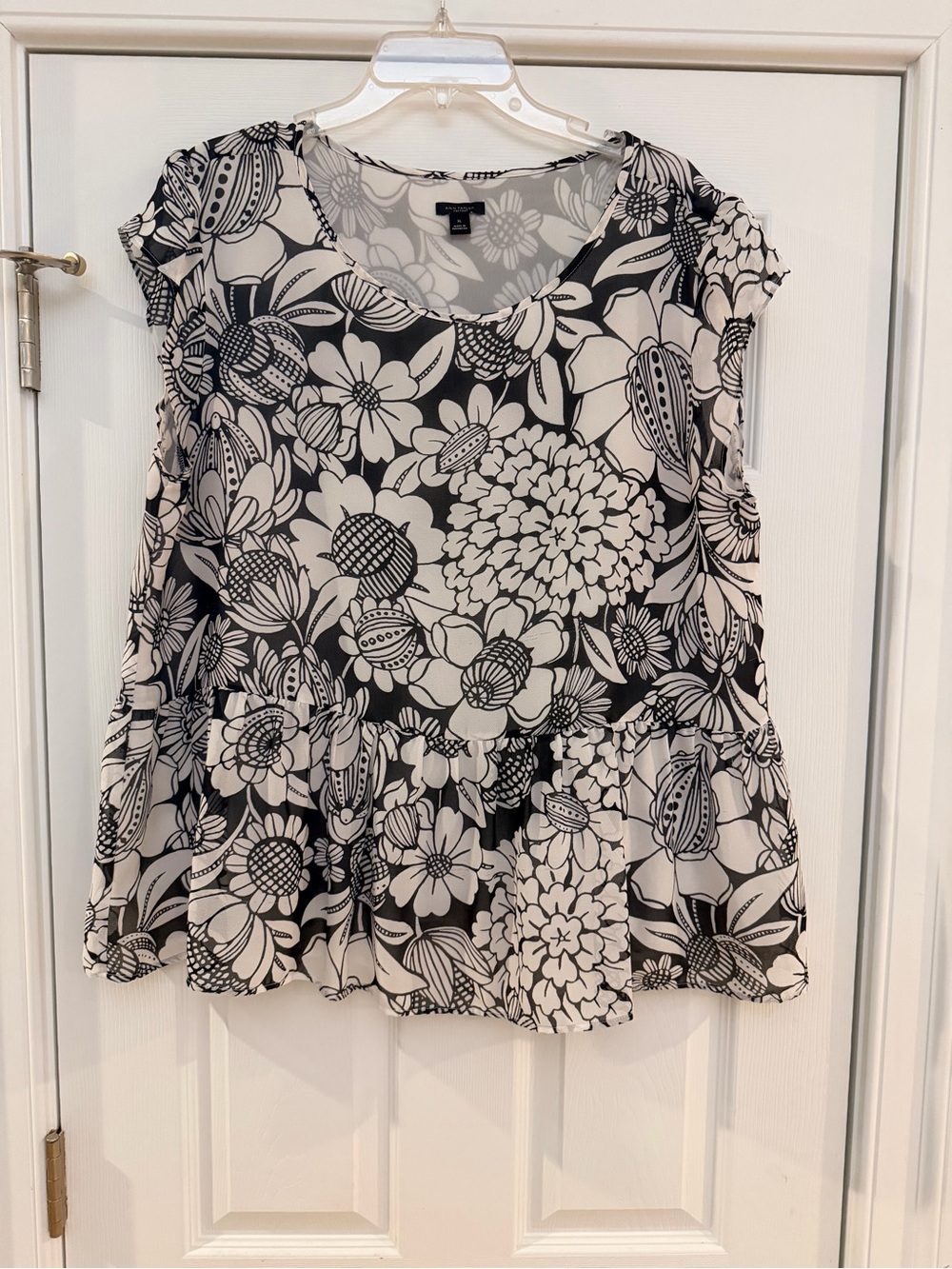 Ladies Size XL "Ann Taylor" Factory Black & White Floral Peplum Top GUC